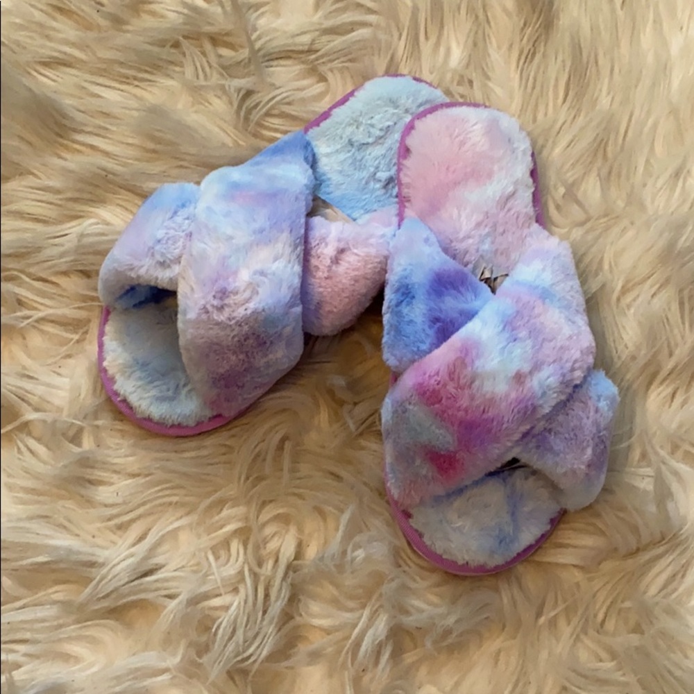 BNIB Pastel Fluffy Slides